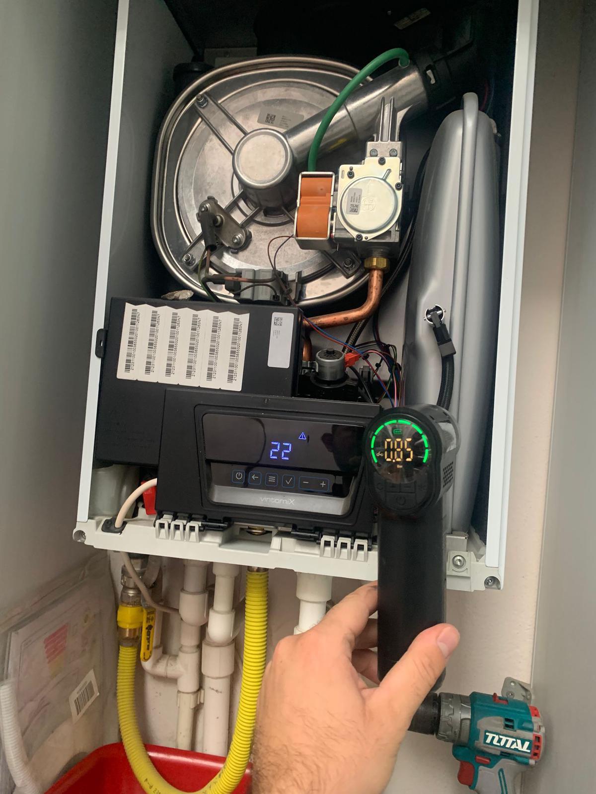 İzmir Kombi Tamiri - Uzman Teknisyen Çalışması